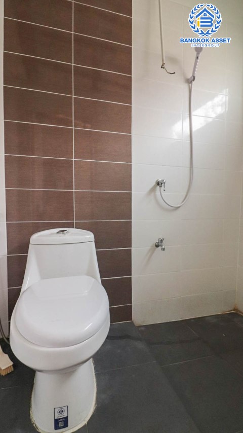 *****อาคารพาณิชย์มือสองย่านกรุงเทพฯ โกสุมรวมใจ แจ้งวัฒนะ เนื้อที่กว้าง 16 ตร.ว. ฟังก์ชัน 4 ห้องนอน 3 ห้องน้ำ ที่จอดรถ 1 คัน ฟรี! เครื่องปรับอากาศ 1 เครื่อง อยู่ในย่านค้าขาย เปิดเป็น Home Office ก็ดี หรือเน้นอยู่อาศัยก็สบาย ตั้งบนทำเลแห่งการเดินทาง เชื่อมต่อถนนวิภาวดีรังสิต, ถนนแจ้งวัฒนะ, ถนนสรงประภา และจุดขึ้นทางด่วน "อุตราภิมุข"